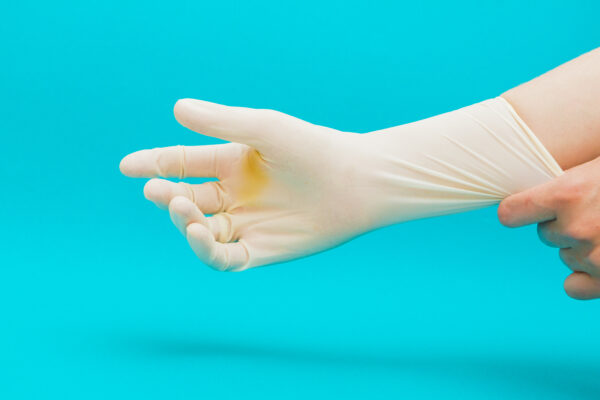 LATEX EXAMINATION GLOVES 100/PK  قفازات مطاطية - Image 2